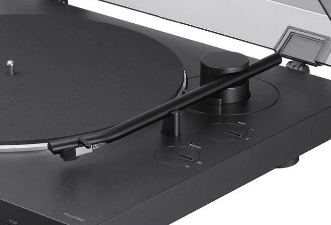 Close-up of the Sony PS-LX310BT turntable showing its minimalist tonearm and control layout, including the power and speed selector dials, highlighting its sleek and simple automatic design.